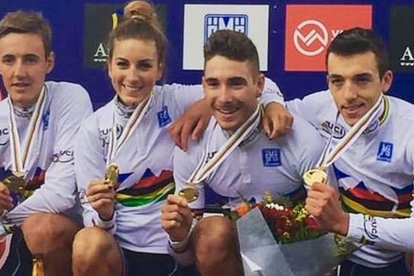 L'équipe de France (de gauche à droite :Antoine Philipp, Pauline Ferrand-Prévot, Victor Koretzky et Jordan Sarrou) championne du monde de VTT à Vallnord en Andorre - 2 septembre 2015