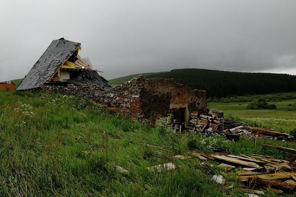 Dimanche 10 juin, dans l’après-midi, une tornade a détruit un buron qui était en cours de restauration sur la commune de la Godivelle, dans le Puy-de-Dôme. 