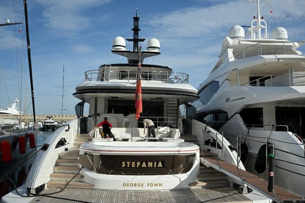 Le Stefania est vendi aux enchères au profit de l'Etat français. Les acheteurs potentiels peuvent visiter le yacht qui mouille à Antibes, et ils devront déposer  500.000 euros de caution pour pouvoir participer à la vente.