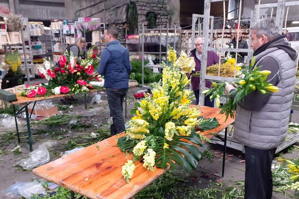 Les fleuristes réalisent des compositions pour les maisons de retraite et les monuments aux morts. 