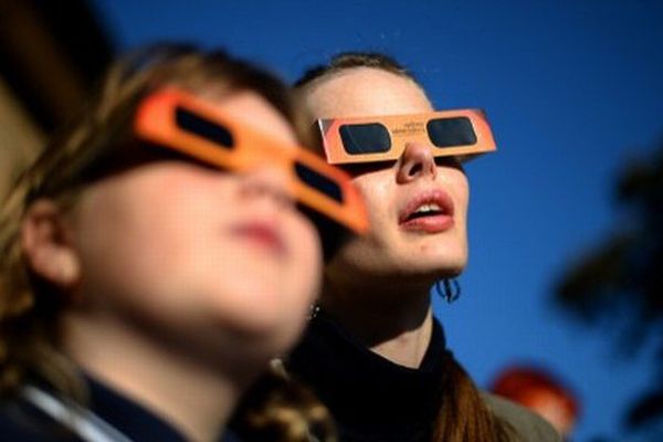 ARCHIVES - Des enfants regardent l'éclipse solaire le 10 mai 2013