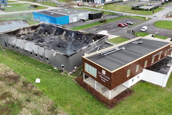 Dans la chocolaterie Max Vauché, au Controis-en-Sologne (Loir-et-Cher), le bâtiment qui abritait le stockage et la production a été totalement ravagé par les flammes.