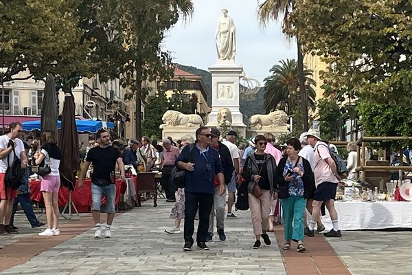 En cette fin septembre, les rues d'Ajaccio étaient encore arpentées par de nombreux touristes.