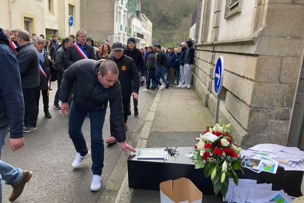 Cortège funéraire et dépôts de bilan symboliques devant le tribunal de Quimper