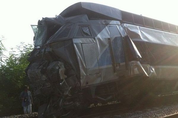 Treize personnes ont été hospitalisées suite à la collision d'un TGV et d'un TER. 