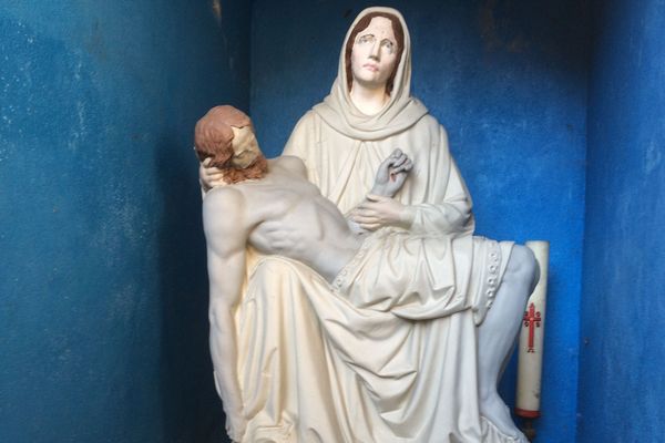 la statue originale de Notre Dame des Petits ventres, vandalisée au milieu des années 70, et conservée à la Chapelle St Aurélien