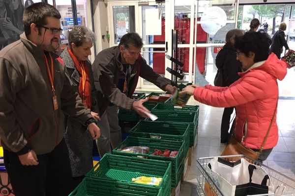 La grande collecte de la banque alimentaire a commencé. Ici à Saint-Gély-du-Fesc dans l'Hérault. Pour compenser la baisse des dons, elle se déroulera sur 3 jours au lieu de 2 auparavant.