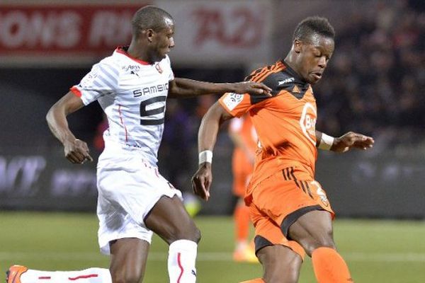 Le Rennais Abdoulaye Doucoure opposé au défenseur de Lorient Lamine Kone 