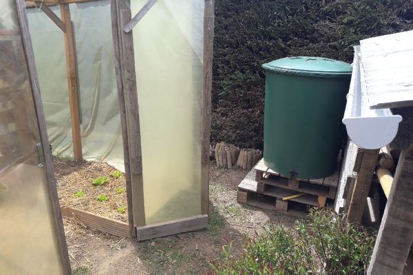 Un récupérateur d'eau de pluie installé dans le jardin de Yann Wioland, habitant de Meymac.