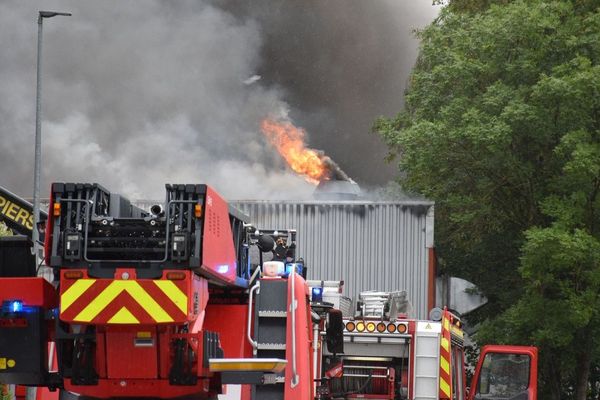 Les pompiers sont mobilisés pour venir à bout des flammes touchant un hangar de 1.500 m2 à Dannemarie dans le Haut-Rhin