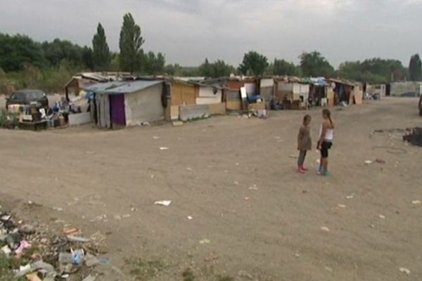 Le campement est installé à l'entrée de Sucy-en-Brie en bordure d'un parc d'activités.