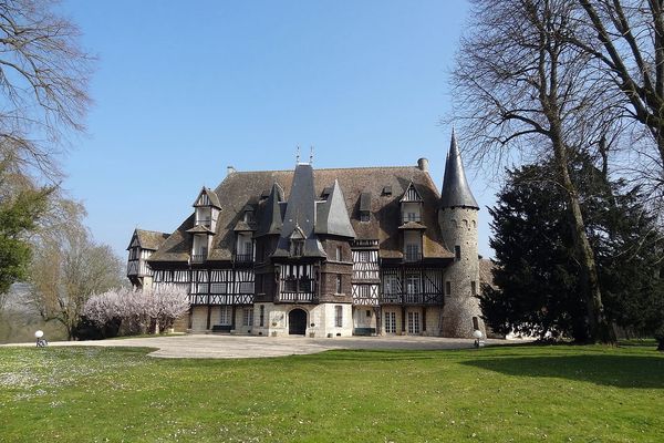 Dans l'Eure, à Louviers, la luminosité matinale du château de St Hilaire cèdera progressivement le pas aux nuages en ce SAMEDI.