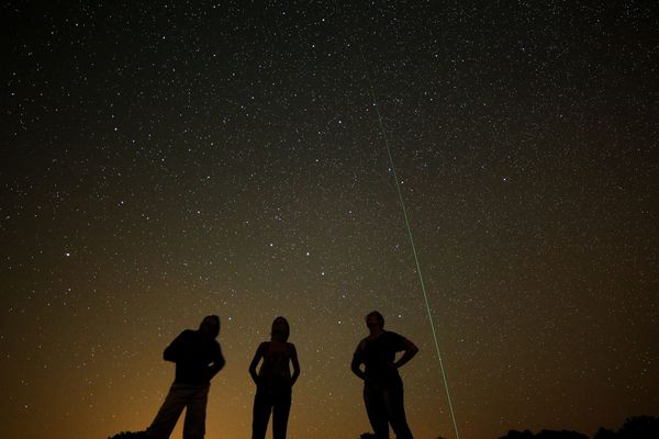 Une centaine d'étoiles filantes visibles chaque heure, c'est le spectacle que promet la traversée des Géminides. Le maximum d'intensité de cette "pluie d'étoiles filantes" est attendu dans la nuit du 13 au 14 décembre.