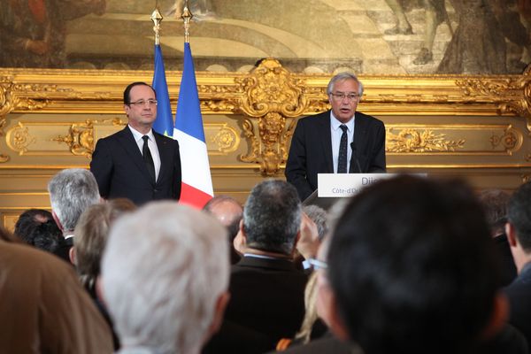 François Hollande et François Rebsamen lors d'un discours aux forces vives de la Nation, en direct de la mairie de Dijon, en mars 2013