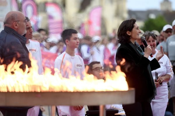 La ministre des Sports Amélie Oudéa-Castéra a allumé le chaudron olympique à devant l'Hôtel de ville de Caen, le 30 mai 2024