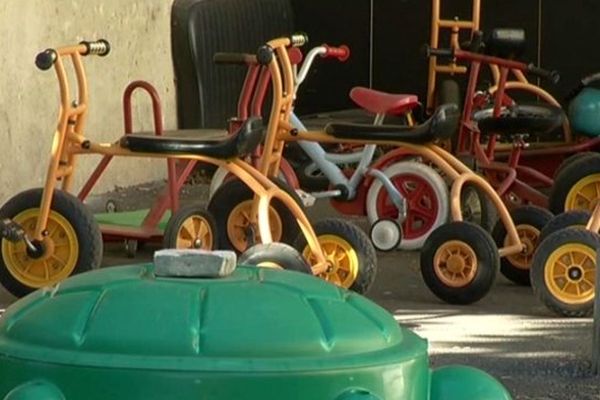 Hures-la-Parade (Lozère) - l'école et la cour sont vides le mercredi matin - septembre 2014.