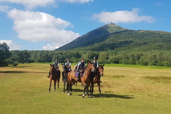 Six cavalières de la Garde Républicaine passeront l'été dans le Puy-de-Dôme.