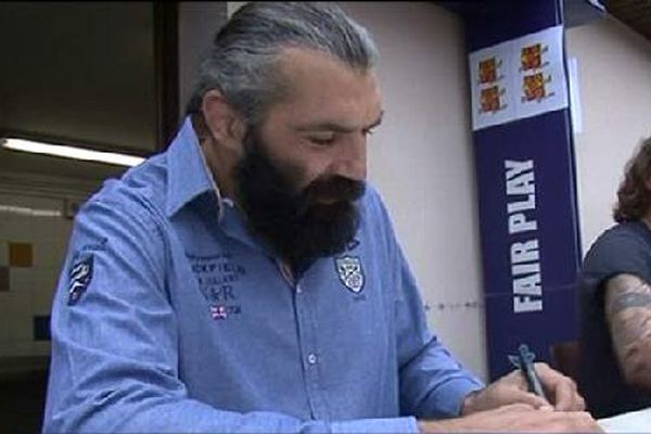 Séance d'autographes à laquelle se prête très volontiers Sébastien Chabal.