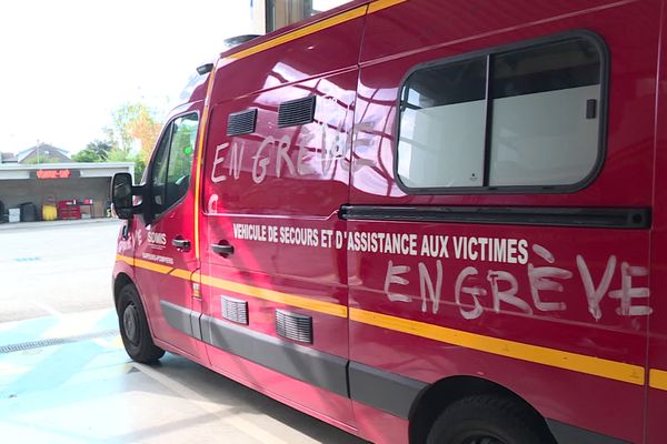 Depuis le 1er octobre, les pompiers du SDMIS du Rhône et de la Métropole de Lyon sont en grève illimitée pour dénoncer le manque d'effectifs de moyens matériels et la suppression d'une prime logement qu'il recevaient.