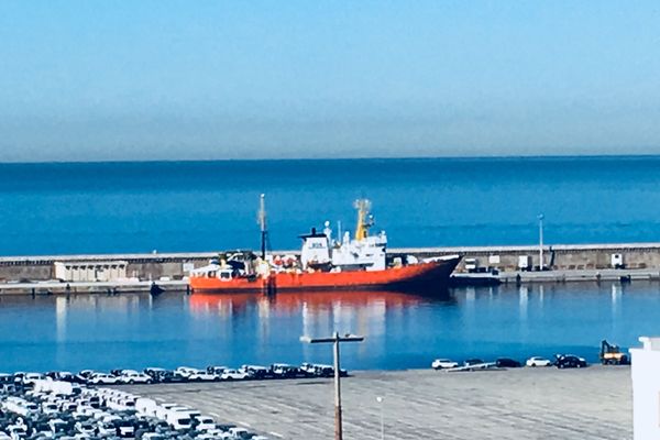 L'Aquarius est arrivé ce matin dans le port de Marseille. Sans pavillon, le navire recherche un pays d'accueil