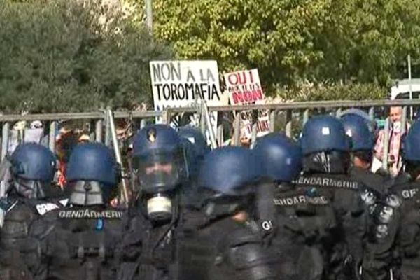 Face à face entre anti-corridas et force de l'ordre à Rodilhan, dans le Gard.
