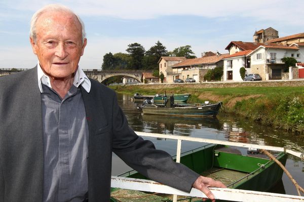 Robert Labeyrie dans son village de Saubusse dans les Landes, en mars 2020.