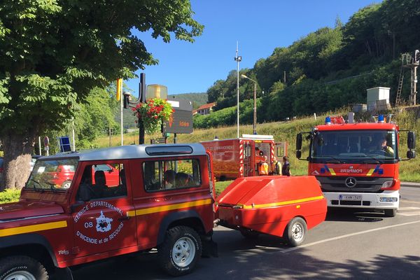 Pour une raison encore inconnue, un important incendie s'est déclaré dans un entrepôt de pneumatiques de 600 mètres carrés, situé avenue Blanqui dans la commune de Bogny-sur-Meuse. 