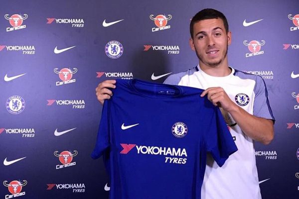 Kylian Hazard pose avec son nouveau maillot