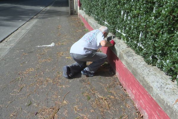 La loi est claire : c'est bien à chaque propriétaire de faire le ménage sur le trottoir devant chez lui.