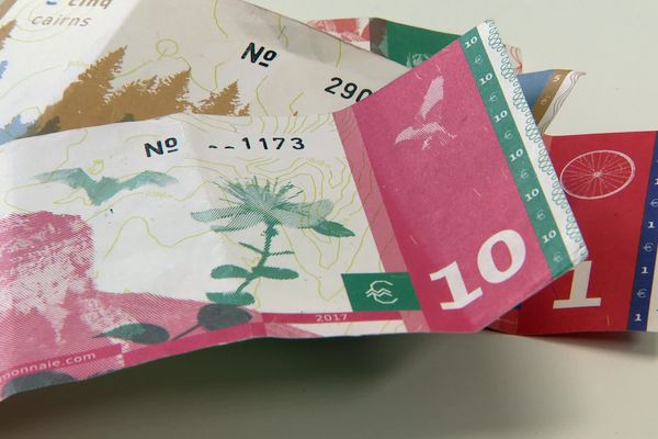 Les billets de Cairn ont été mis en circulation en 2017 et sont acceptés dans environ 70 commerces, structures culturelles et services du territoire.