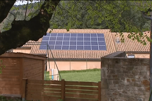 La salle polyvalente de Saint-Etienne-de-Boulogne équipée de panneaux solaires