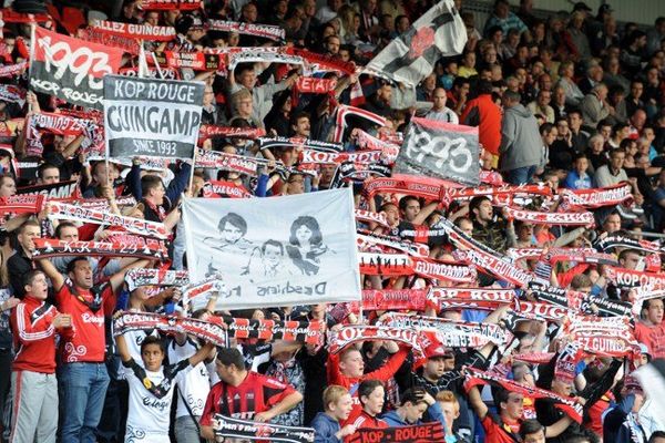 Malgré les défaites successives, les supporters guingampais affichent un soutien indéfectible à leur équipe. Fred Tanneau / AFP