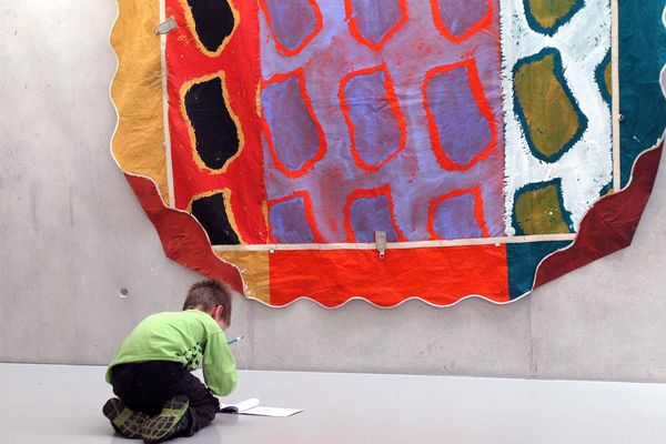 Un enfant devant une oeuvre du musée Fabre à Montpellier