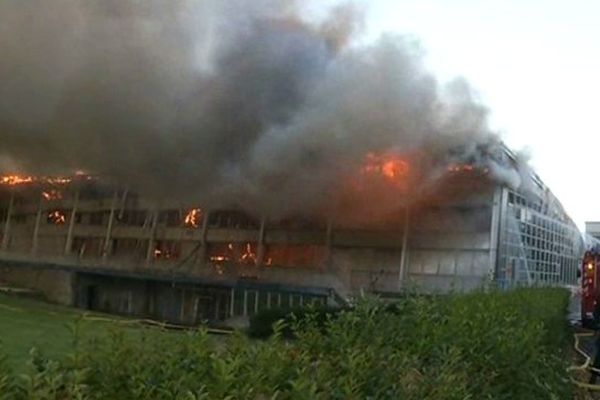 La piscine de Valenciennes en feu ce mercredi matin. 