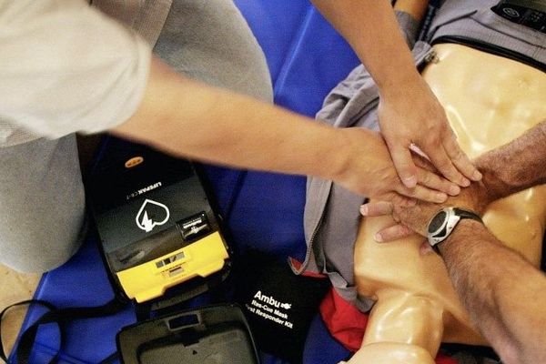 Faire un massage cardiaque ne s'improvise pas. Seuls 7 % des Français sont formés aux gestes de premier secours.