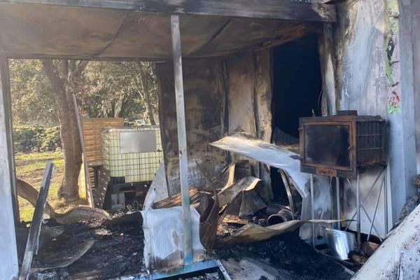 Dans la nuit du lundi 18 au mardi 19 janvier l'exploitation agricole d'une apicultrice en installation a été touchée par un incendie. 