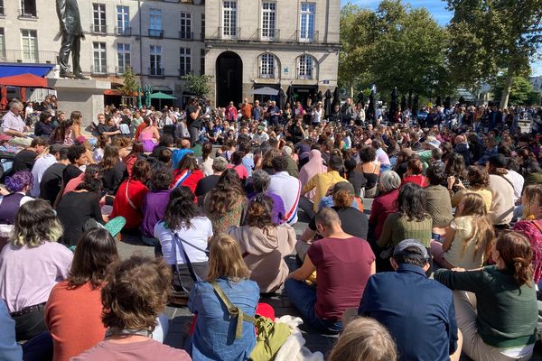 Plusieurs centaines de personnes sont présentes au centre de Nantes, pour soutenir Gisèle Pélicot.