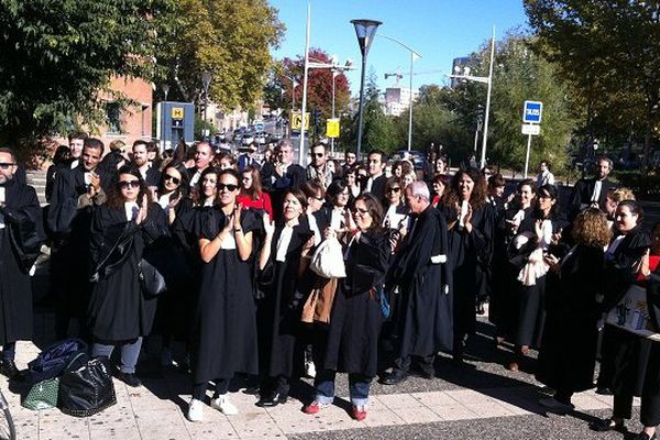 Les avocats devant le commissariat de Toulouse.