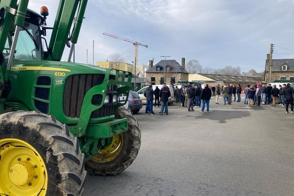 Des producteurs de lait devant le site de "Armor Protéines" à Saint-Brice-en Coglès.