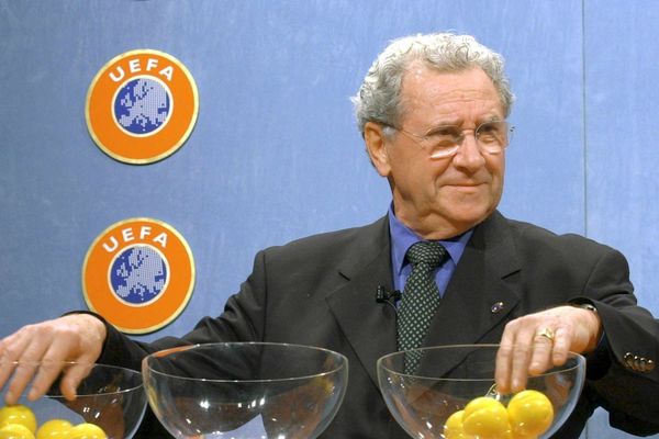 Jean Fournet-Fayard au siège de l'UEFA en décembre 2000