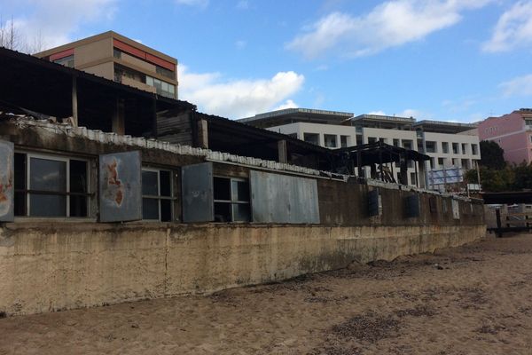 03/01/16 - Une salle de sport détruite par un incendie à Ajaccio (Corse du Sud)