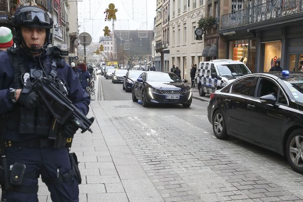 Un policier dans les rues de Strasbourg après l'attentat