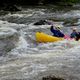 Le kayak peut tout à fait se pratiquer quand le débit de la rivière est important, à condition d'être accompagné par un moniteur diplômé.