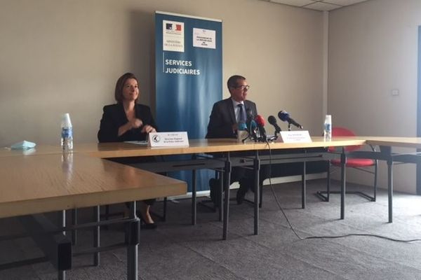 Magali Caillat, Directrice Interrégionale de la Police Judiciaire à Dijon et Eric Mathais, procureur de la République, lors de la conférence de presse à la cité judiciaire de Dijon, samedi 20 juin.