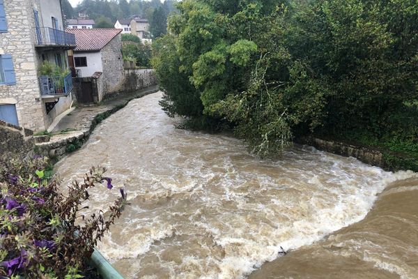 Météo France a placé plusieurs départements en vigilance orange pluie inondations. Ici, à Poncin, le niveau de la rivière d'Ain monte.