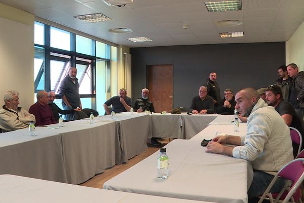 Une vingtaine de patrons pêcheurs s'est réunie dans une salle du Palais des congrès d'Ajaccio.