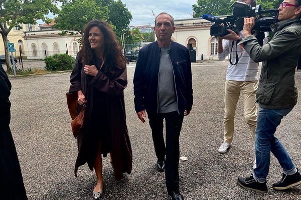 Carnot Jean-Claude Guedj est présent ce jeudi 22 mai à l'ouverture de son procès en appel. Lionel Guedj est absent, son avocat demande une expertise médicale qui pourrait reporter la tenue du procès.