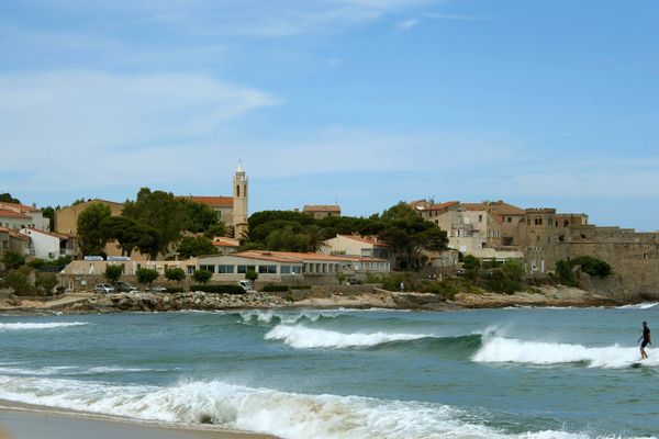 la plage d'Algajola, un jour de houle.