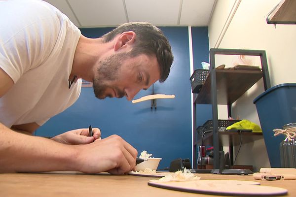 En plus de la gravure sur bois, Vincent Dieul agrémente les objets avec des fleurs séchées.