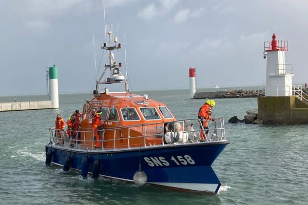 La vedette SNSM de La Trinité-sur-Mer dans le port de Quiberon (Morbihan)